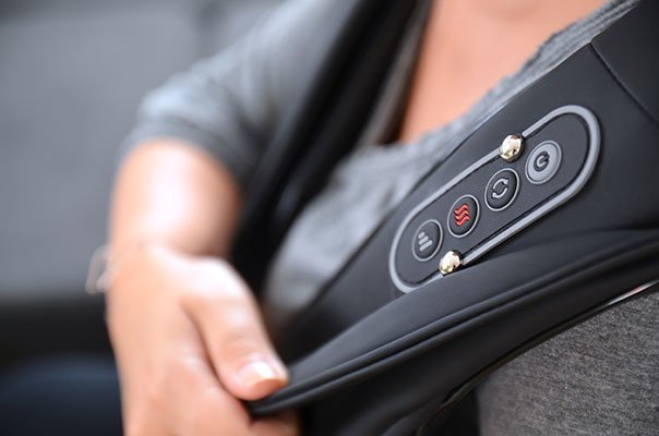 Bedieneinheit des Massagegeräts ist leicht zu erreichen