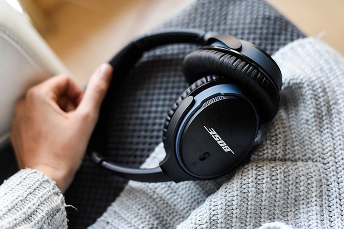 Ein ständiger Begleiter: Die Kopfhörer von Bose mag man gar nicht aus der Hand legen.