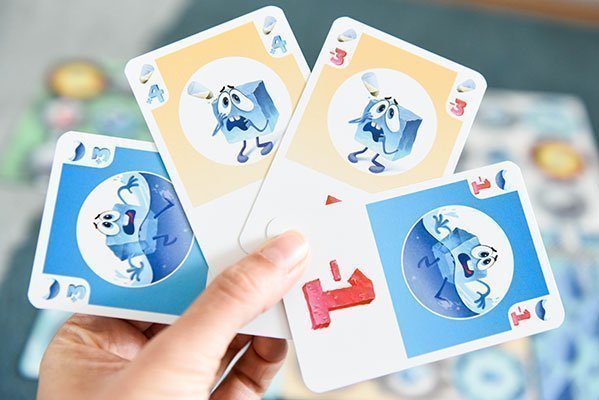 Die vielen Spielkarten zeigen verschiedene Angriffe und Bewegungen.