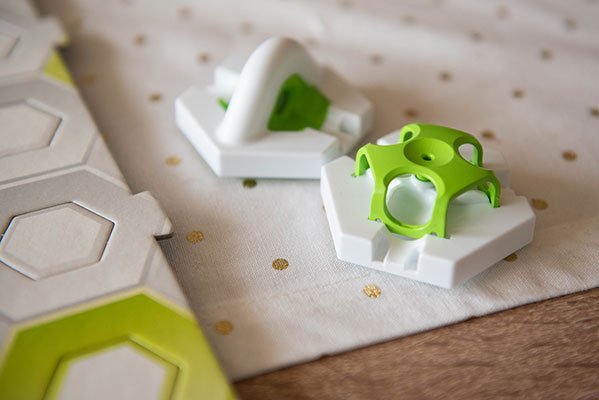 Der Start ist immer gleich. Legt den Ball in die Öffnung und drückt auf die Vorrichtung.