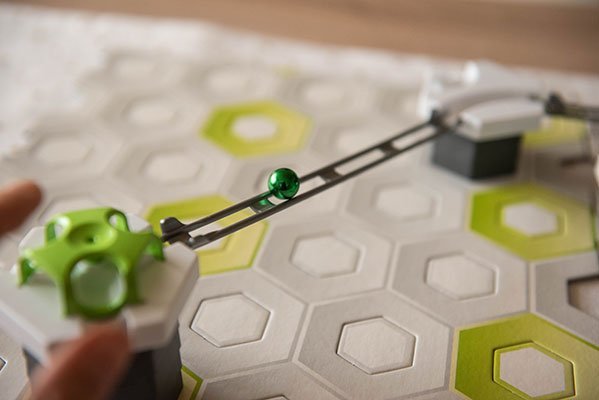 Der Ball rollt dann unverzüglich los.