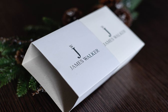 Die äußere Hülle lässt sich leicht abstreifen, damit die Box schnell geöffnet werden kann.