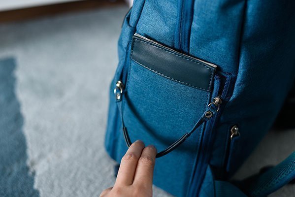 Schnell lassen sich die Taschen durch die Reißverschlüsse und Klettverschluss öffnen.