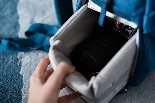 Hier ist viel Platz für eine Kamera und Objektive.