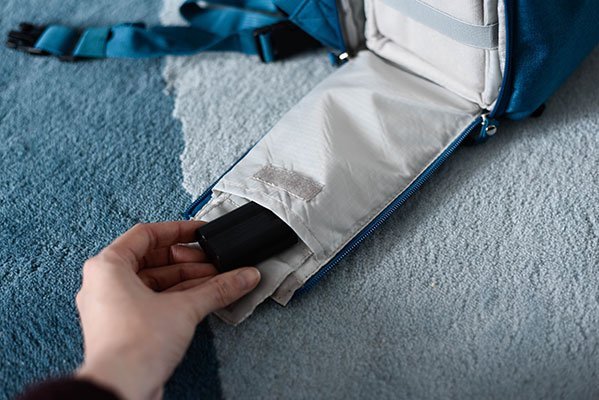 Die kleine Tasche bietet Platz für Zubehör.