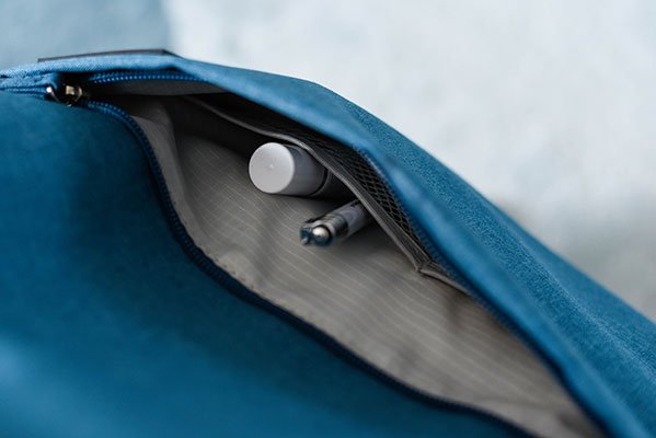 An jeder Seite des Rucksacks befindet sich ein Fach zum Verstauen.