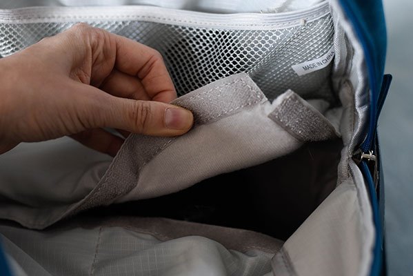 Das innenliegende Trennfach ist leicht zu entfernen.