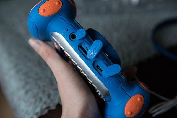 Am unteren Rand der Kamera können leicht die Kopfhörer oder auch die Speicherkarte eingesetzt werden.