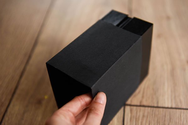 Einfach die Hülle abziehen und schon ist die Geschenke-Box zum Auspacken bereit.