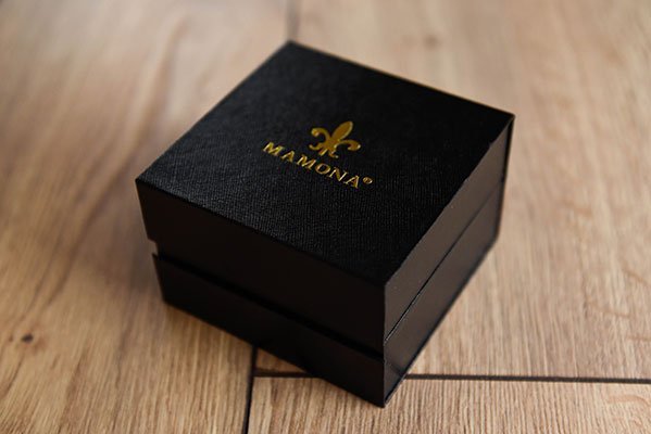 Die Geschenke-Box ist mit dem MAMONA-Logo verziert.
