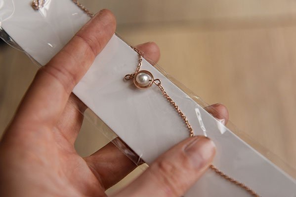 Das zierliche Armband befindet sich separat in einer Schutzhülle.