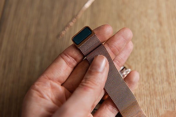 Ganz einfach lässt sich die Uhr verstellen und mit einem Magneten verstellen.