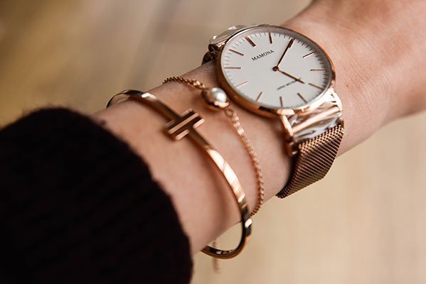 Die MAMONA Maschenarmbanduhr.