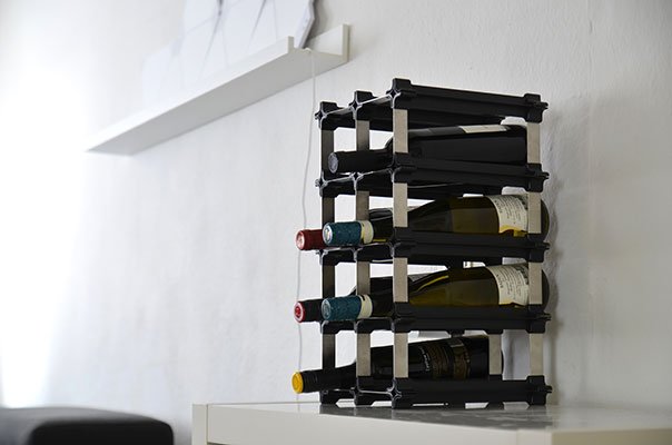 Weinregal kann sowohl horizontal als auch vertikal aufgestellt werden