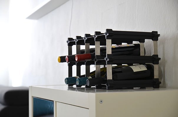 Nach rund 10 Minuten ist das NOOK Weinregal aufgestellt