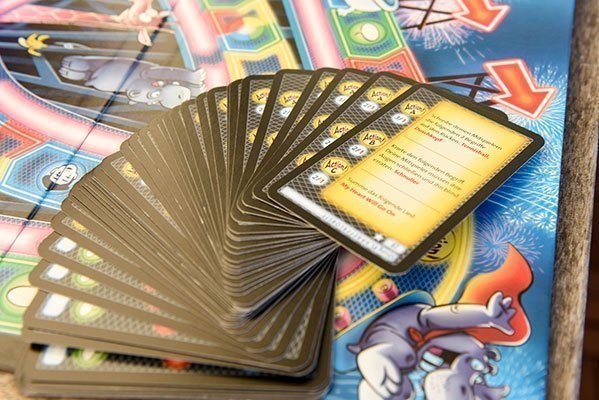 Diverse Aktionskarten halten die Spieler auf Trapp.