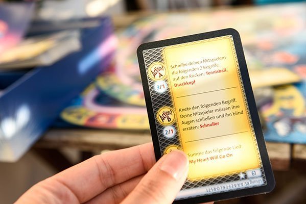 Die lustigen Aktionskarten überzeugen mit amüsanten und interaktiven Aufgaben.