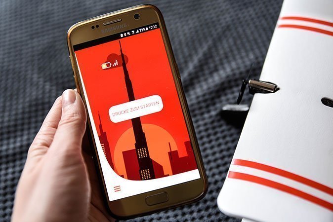 Einfach auf „Drücke zum Starten“ klicken, festhalten und den Finger nach oben verschieben. So regelt man die Geschwindigkeit.