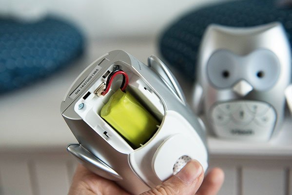 Über das mitgelieferte Kabel oder einen Akku kann die Elternstation geladen werden.